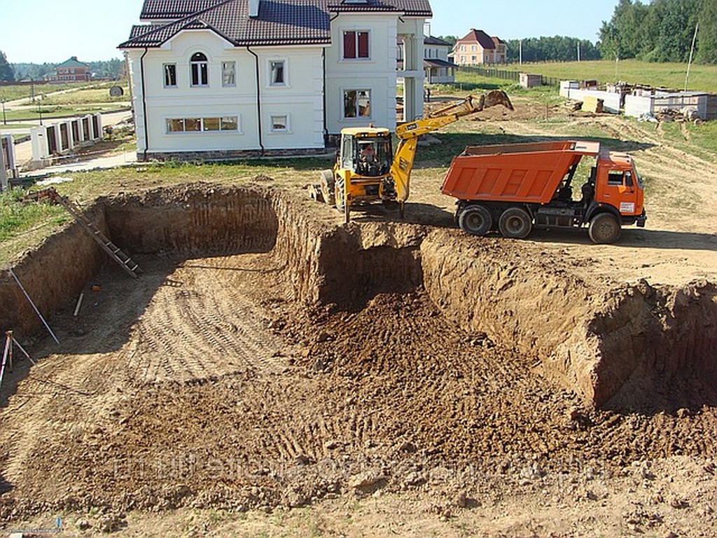 Рытье котлованов экскаватором. Услуги в Минске и Беларуси